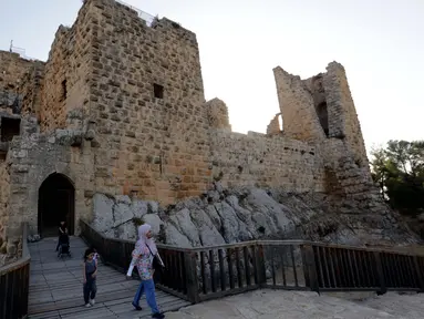 Sejumlah wisatawan mengunjungi Kastil Ajloun yang bersejarah di Ajloun, sekitar 73 km sebelah utara Kota Amman, Yordania, pada 19 Juli 2020. Kastil Ajloun adalah kastil abad ke-12 yang terletak di Yordania barat laut. (Xinhua/Mohammad Abu Ghosh)