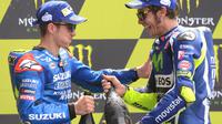 Valentino Rossi tertawa bareng Maverick Vinales usai rebut pole (JEAN-FRANCOIS MONIER / AFP)