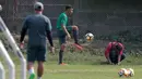Pemain Timnas U-19, Rachmt Iriranto berlatih mengontrol bola di Lapangan Legenda Football Arena, Bekasi, Jumat (29/9/2017). Latihan tersebut merupakan persiapan uji coba melawan Kamboja. (Bola.com/Nicklas Hanoatubun)