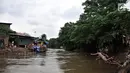 Anak-anak berenang di Kali Ciliwung, Bukit Duri, Jakarta, Kamis (12/4). Relokasi bangunan liar di sekitar kali nantinya bakal dilakukan untuk mengembalikan fungsinya. (Merdeka.com/Iqbal Nugroho)