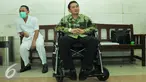 Terdakwa mantan Kadishub DKI Jakarta Udar Pristono duduk di kursi roda menunggu sidang di Pengadilan Tipikor, Jakarta, Rabu (23/9/2015). Majelis Hakim memutuskan Udar bersalah dan menjatuhkan hukuman 5 tahun penjara. (Liputan6.com/Andrian M Tunay)