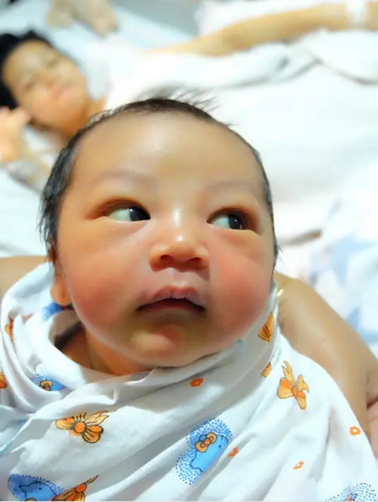 Anak pertama berjenis kelamin laki-laki pasangan pesinetron serta pemeran Tya dengan pria keturunan bangsawan Tun Asyraf Khalid itu diberinama Arif Jiwa Asyraf. Kabar bahagia itu juga dibagikan oleh sang suami dalam video. (Instagram/tyaarifinnw)