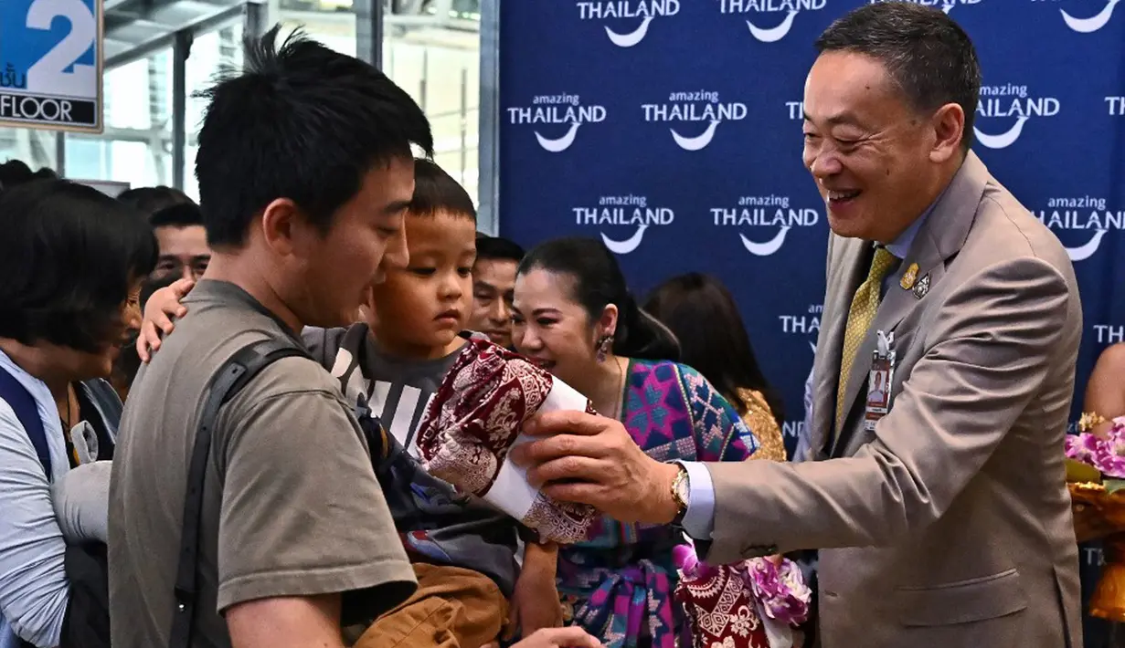 Program bebas visa berlangsung mulai 25 September 2023 hingga Februari 2024. Pemerintah memperkirakan 2,88 juta pengunjung Tiongkok selama periode lima bulan tersebut, sedikit lebih tinggi dibandingkan 2,34 juta pengunjung Tiongkok yang berkunjung tahun ini. (Lillian SUWANRUMPHA/AFP)