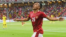 Irfan Jaya - Winger Indonesia ini adalah lawan utama Teerasil Dangda dalam perebutan gelar top skor Piala AFF 2020. Sejauh ini pemain PSS Sleman itu telah mencetak tiga gol. Irfan berpeluang menyamai torehan gol Dangda atau bahkan melampauinya di partai puncak. (AFP/Roslan Rahman)