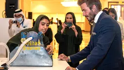 Mantan pemain sepak bola Inggris dan duta UNICEF, David Beckham mendengarkan anggota Tim Robotika Putri Afghanistan di Forum Doha di ibukota Qatar (27/3/2022). (Marwan Tahtah/Mofa/Doha Forum)