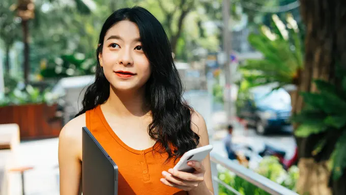 santai berpikir tersenyum