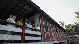 Wapres Jusuf Kalla didampingi sang istri, Mufidah Kalla melambaikan tangan pada warga Bone saat mengunjungi rumah ayahnya, di Dusun Nipah, Desa Mallari Kecamatan Awangpone, Kabupaten Bone, Sulawesi Selatan,  Sabtu (6/6). (Liputan6.com/Faizal Fanani)