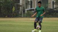 Gelandang Timnas Indonesia, Bayu Pradana, mengontrol bola saat berlatih di Lapangan SPH Karawaci, Banten, Sabtu (10/6/2017). Latihan ini merupakan persiapan jelang laga persahabatan melawan Puerto Rico. (Bola.com/Vitalis Yogi Trisna)
