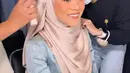 Ia melengkapi penampilannya dengan pashmina satin warna pink salem cerah yang ditata oleh hijab stylist Suci Aurelia. [Foto: IG/lestykejora].
