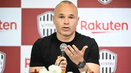 Pemain Vissel Kobe, Andres Iniesta memberikan keterangan saat konferensi pers mengenai kepergian dirinya dari klub yang berlangsung di Kobe, 25 Mei 2023 waktu setempat. (AFP/Yuichi Yamazaki)