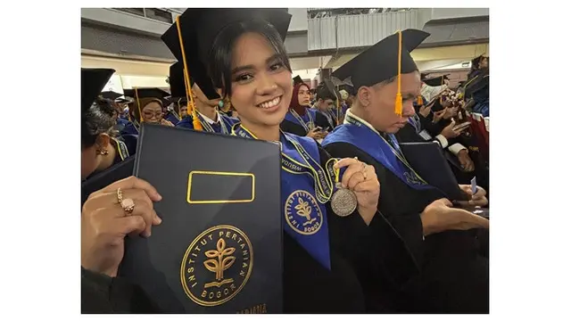 6 Potret Wisuda Anak Shahnaz Haque dan Gilang Ramadhan, Lulus Kedokteran Hewan