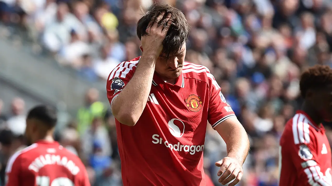 Pemain Manchester United Harry Maguire tertunduk lesu