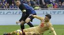 Striker Inter Milan, Mauro Icardi, menghindari tekel gelandang Torino, Daniele Baselli, pada laga Serie A Italia di Stadion San Siro, Milan, Minggu (5/11/2017). Kedua klub bermain imbang 1-1. (AP/Luca Bruno)