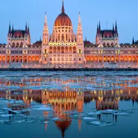 Jajaran bangunan kuno yang hadirkan pesona Vatikan di Hungaria. Pesona Budapest di tepi sungai Danube.
