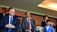 Presiden Joko Widodo (Jokowi) menyaksikan pertandingan antara Timnas Indonesia U-17 melawan Timnas U-17 Ekuador di Stadion Gelora Bung Tomo (GBT), Surabaya, Jawa Timur, Jumat, 10 November 2023. (Foto: Biro Pers Sekretariat Presiden)
