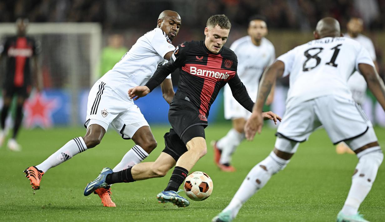 Pemain Bayer Leverkusen, Florian Wirtz berusaha melewati pemain Qarabag FK di pada laga Liga Europa di BayArena, Jumat (27/10/2023). (AFP/Ina Fassbender)
