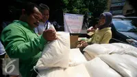 Seorang calon pembeli memilih beras murah pada operasi pasar murah Bulog DIY  di pasar Beringharjo, (25/5). Operasi pasar tersebut di jual bererapa bahan kebutuhan pokok diantaranya,beras,minyak goreng di bawah harga pasaran. (Liputan6.com/Boy Harjanto)