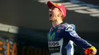 Pebalap Movistar Yamaha, Jorge Lorenzo, merayakan kemenangannya di MotoGP Valencia, Minggu (8/11/2015). (REUTERS/Heino Kalis)