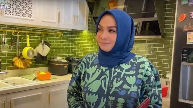 Elegansi Dapur Rieta Amalia: Perpaduan Hijau dan Putih Krem yang Hangat
