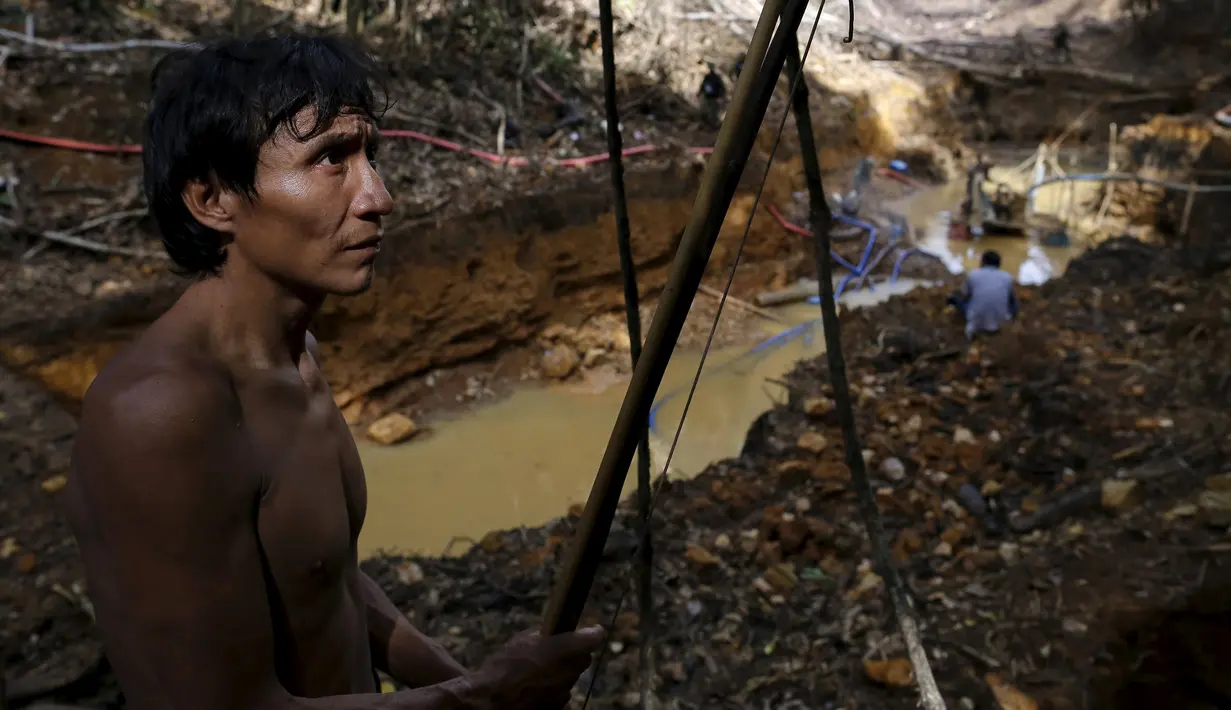 Seorang suku Yanomami indian meratapi kerusakan yang terjadi akibat pertambangan emas ilegal di jantung Hutan Amazon, di negara bagian Roraima, Brasil, pada 18 April 2016. Akibat penambangan ilegal, kawasan hutan ini menjadi rusak.( REUTERS / Bruno Kelly)