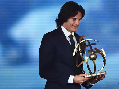 Penyerang PSG, Edinson Cavani memegang trofi Pemain Terbaik Liga Prancis pada upacara penghargaan yang digelar UNFP di Paris, Senin (15/5). Penghargaan ini jadi yang pertama untuk Cavani sejak datang ke Prancis 2013 silam. (FRANCK FIFE/AFP)