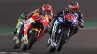 Maverick Vinales (kiri) bersaing dengan Marc Marquez di MotoGP Qatar, beberapa waktu lalu. Vinales dan Marquez bersenggolan pada kualifikasi MotoGP Jerman, Sabtu (1/7/2017). (AFP/Karim Jaafar)