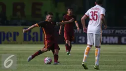 Francesco Totti menyumbangkan satu gol lewat titik putih, pada pertandingan AS Roma D 2015, Sabtu (25/7/2015) malam di Stadion Utama Gelora Bung Karno. (Liputan6.com/Herman Zakharia)