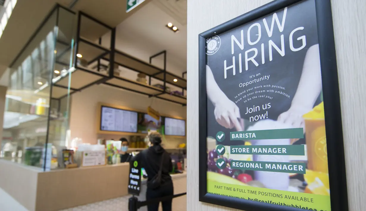 Sebuah poster lowongan pekerjaan terlihat di luar sebuah toko di Square One Shopping Center di Mississauga, Ontario, Kanada (9/10/2020). Tingkat pengangguran di Kanada pada September turun menjadi 9 persen dari 10,2 persen pada Agustus. (Xinhua/Zou Zheng)