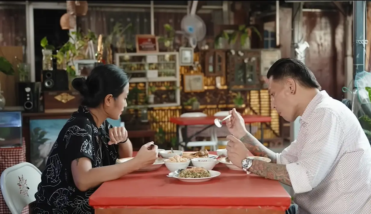 Chef Renatta dan Chef Juna saat mencicipi hidangan lainnya. (Foto: YouTube/ Kisarasa)