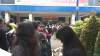 Warga berbaris saat mengurus surat kendaraan di Mapolda Metro Jaya, Jakarta.