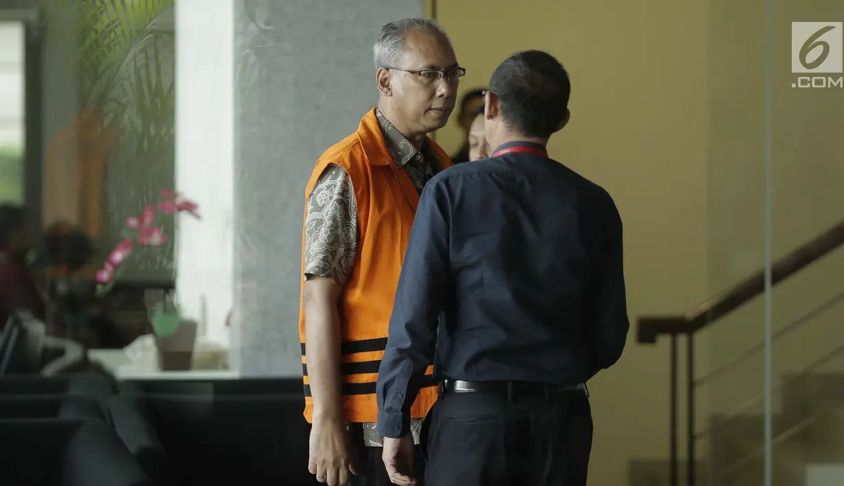 Dokter Bimanesh Sutarjo berbicang dengan kenalannya saat menunggu untuk menjalani pemeriksaan di gedung KPK, Jakarta, Kamis (25/1). Bimanesh diduga memanipulasi data rekam medis Novanto untuk menghindari panggilan penyidik KPK.(Liputan6.com/Faizal Fanani)