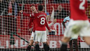 Striker Manchester United, Benjamin Sesko, mencetak satu gol ke gawang Brentford setelah memanfaatkan umpan Bruno Fernandes pada lanjutan Liga Inggris 2025/2026 di Old Trafford, Selasa (28/4/2026) dini hari WIB. (Darren Staples / AFP)