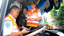 Menteri Perhubungan Ignasius Jonan berada di dalam bus saat inspeksi di Terminal Kampung Rambutan, Jakarta, Senin (23/3/2015). Jonan melakukan uji kelayakan terhadap bus Antar Kota Antar Provinsi (AKAP). (Liputan6.com/Yoppy Renato)