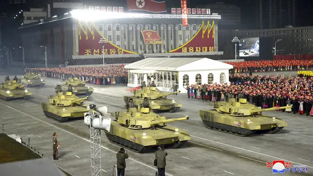 FOTO: Senyum Semringah Kim Jong-un Saksikan Parade Militer Korea Utara