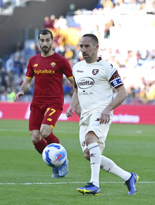 Pemain Salernitana Franck Ribery mengontrol bola saat melawan AS Roma pada pertandingan sepak bola Serie A di Olympic Stadium, Roma, Italia, 10 April 2022. AS Roma menang dramatis 2-1. (Alfredo Falcone/LaPresse via AP)