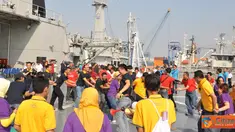 Citizen6, Tanjung Priok: Segenap karyawan Bank Mandiri Area Tanjung Priok melaksanakan senam aerobik dalam kegiatan  Employee gathering  di Geladak Helly KRI Banda Aceh-593, Mako, Tanjung Priok, Jakarta pada, Minggu (1/7). (Pengirim: Dispenkolinlamil)