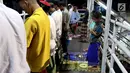 Pemandangan saat warga melaksanakan salat tarawih di atas JPO Musala Miftahul Jannah di Kawasan Pasar Gembrong, Jakarta, Kamis (17/5). (Liputan6.com/JohanTallo)