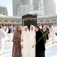 Dalam momen umrah yang penuh ketenangan ini, Dinda Hauw, Anisa Rahma, dan Vebby Palwinta tampil dengan gaya modest wear yang lembut, elegan, dan mencerminkan karakter masing-masing, seperti terlihat pada foto mereka di depan Ka’bah. [@anisarahma_12].