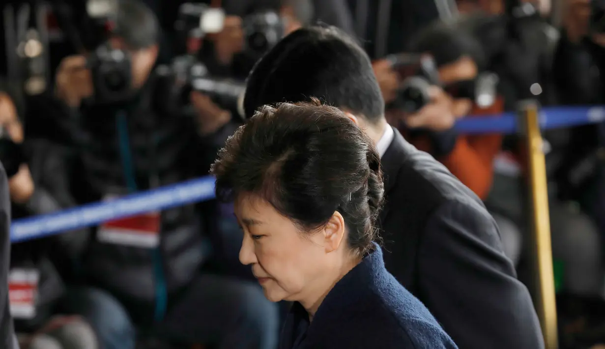 Mantan Presiden Korea Selatan (Korsel), Park Geun-hye tiba di gedung kejaksaan, Seoul, Selasa (21/3). Park akan menjalani pemeriksaan terkait skandal korupsi dan penyalahgunaan wewenang yang berdampak pada pemakzulannya. (Kim Hong-ji/Pool Photo via AP)