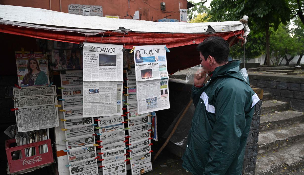 Untuk diketahui, konflik ini dimulai ketika Israel dan Amerika Serrikat melancarkan serangan terhadap Iran yang merenggut nyawa Pemimpin Tertinggi Ayatollah Ali Khamenei pada 28 Februari 2026. Serangan tersebut memicu serangan balasan dari Iran terhadap negara-negara Teluk dan Israel. Tampak dalam foto, seorang pria membaca koran pagi yang dipajang di kios pinggir jalan di Islamabad, Pakistan, pada Rabu 8 April 2026. (Aamir QURESHI/AFP)