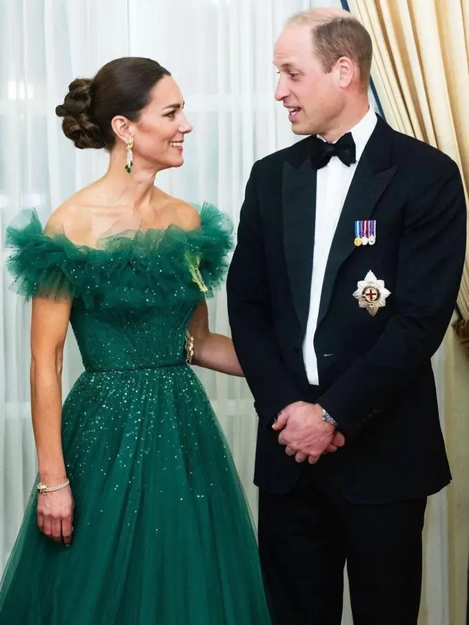 Tampilan Elegan Kate Middleton Berbalut Gaun Hijau dan Perhiasan Zamrud di Jamaika, Curi Perhatian