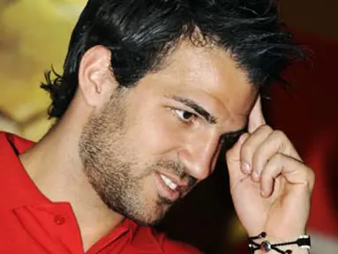 Gelandang Timnas Spanyol dan Arsenal Francesc Fabregas memberikan keterangan di Jakarta, Rabu (22/6), dalam mendukung donasi pangan bergizi bagi anak-anak 'Kids Helping Kids'. FOTO ANTARA/Puspa Perwitasari