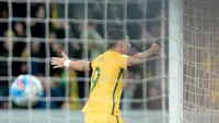Tomi Juric merayakan gol Timnas Australia pada laga melawan Thailand di AAMI Park, Melbourne, Selasa (5/9/2017). Australia unggul 2-1. (AFP/Mal Fairclough)