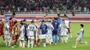 Seorang suporter berhasil masuk kedalam lapangan dan membuat pemain Timnas Argentina terkejut setelah laga FIFA Matchday antara Timnas Indonesia Vs Timnas Argentina di Stadion Utama Gelora Bung Karno (SUGBK), Senayan, Jakarta, Senin (19/06/2023). (Bola.com/M Iqbal Ichsan)