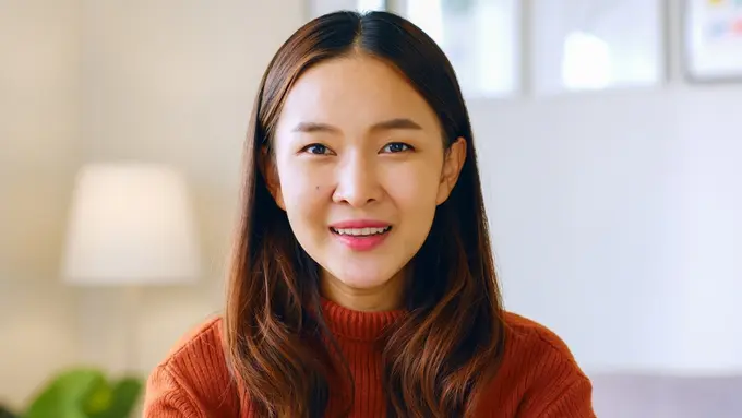 tersenyum bahagia santai dewasa mandiri