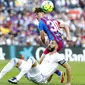 Pemain Barcelona Gavi Paez (​​belakang) berebut bola dengan pemain Real Madrid Karim Benzema pada pertandingan La Liga Spanyol di Stadion Camp Nou, Barcelona, Spanyol, Minggu (24/10/2021). Real Madrid menang 2-1. (AP Photo/Joan Monfort)