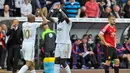 Bafetimbi Gomis merayakan gol bersama Andre Ayew di Stadion Liberty, Swansea, Wales, Inggris Raya. Minggu (30/8/2015). (Reuters/Rebecca Naden) 