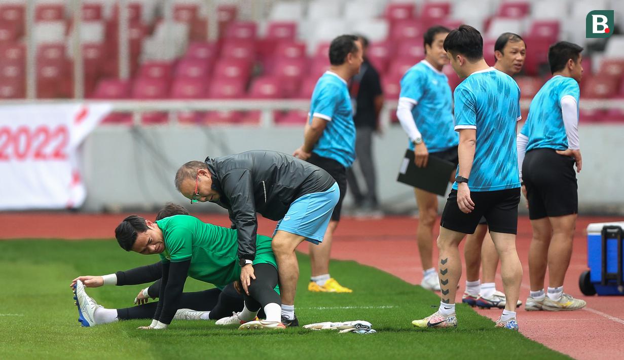 Pelatih Timnas Vietnam, Park Hang-seo memberikan arahan ke pemainnya saat latihan resmi menjelang laga semifinal Piala AFF 2022 melawan Timnas Indonesia yang berlangsung di Stadion Utama Gelora Bung Karno (SUGBK), Jakarta, Kamis (05/01/2023). (Bola.com/Bagaskara Lazuardi)
