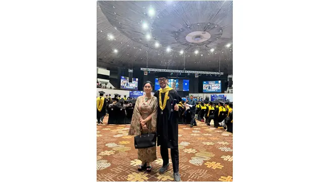 6 Potret Ferry Salim Wisuda Magister Hukum di Usia 58 Tahun, Penuh Syukur dan Bangga
