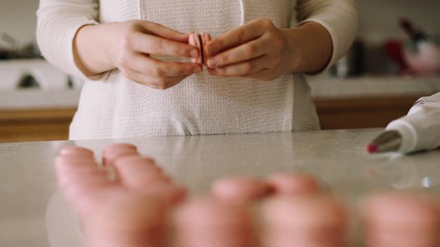 [Fimela] Membuat Kue